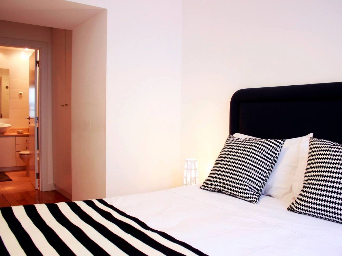 Joivy Modern 1-Bed Apt With Terrace, Moments From Sao Bento Palace Lissabon Exterior foto
